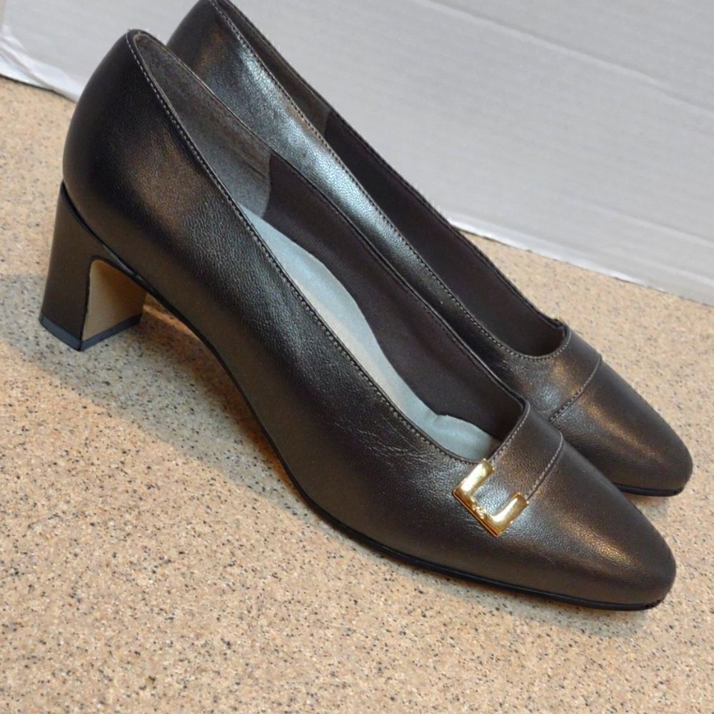 👍 Selby Low Pewter Heels Size 8. A10